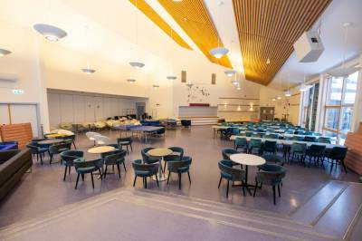 Vil lære av totalforvandlingen av skole: – Det er interessant det som er gjort