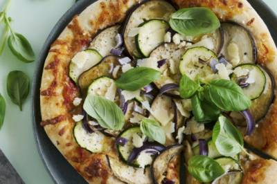 Pizza med squash og aubergine