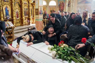Stor bro i Kyiv skadet i angrep – Russland ber igjen utlendinger forlate byen