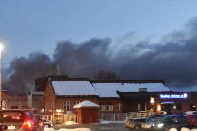 Industribrann på Raufoss – folk bes holde dører og vinduer lukket