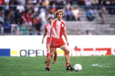 Spilte to kamper. I to forskjellige land. På samme dag.