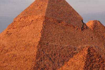 Hva heter den største av pyramidene ved Giza?