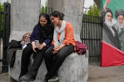 Irans utenriksminister lovet fred. Revolusjonsgarden svarte: «Vi hører ikke på tweetene til en idiot». Hvem styrer egentlig Iran?