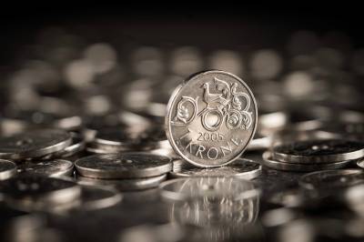 Uenige om kronen: Spår dollaren nær ni blank