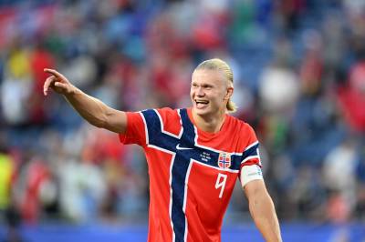 Her avslører han Haaland-melding på direkten