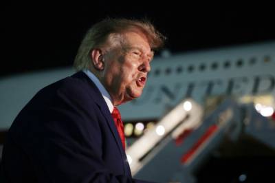 Saksøker Trump for å selge informasjon til rike