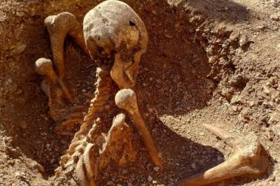 Mystisk gravfunn: Skjeletter funnet sittende oppreist