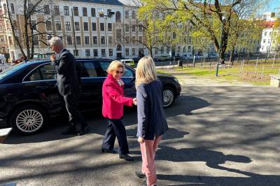 Dronning Sonja på plass i Sofienberg kirke: – Gleder meg veldig