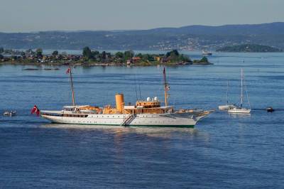 Det danske kongeskipet og flere marinefartøy på vei inn Oslofjorden
