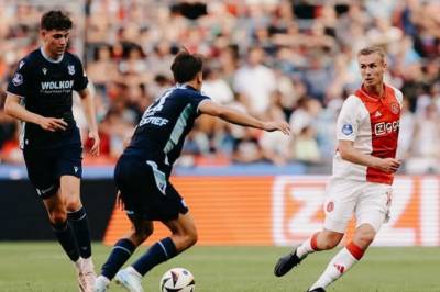 Ny Ajax manager John Heitinga ga Sivert Mannsverk og en drøss med andre spillere beskjed med en WhatsApp-melding
