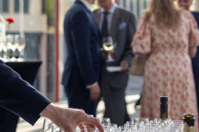 – Du skal få drikke mer champagne, men først blir det litt tran