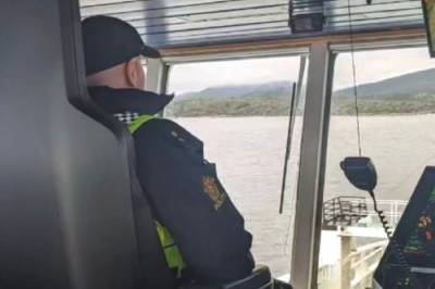 Her «styrer» politiet ferja