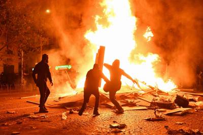 Norske stud­enter fanget i kaoset i Frankrike: – Det var skummelt