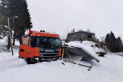 Søppelbil tok med seg garasjen