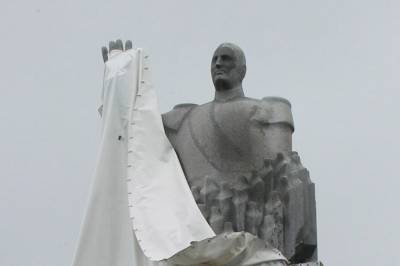 Hvem lagde denne omdiskuterte kongestatuen?