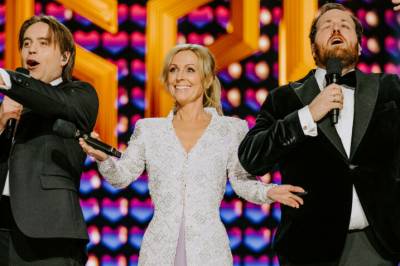 Vi anmelder låt for låt