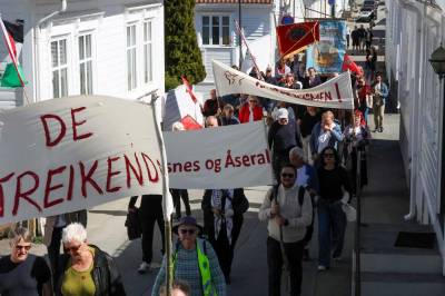 Feiret med korps og tog gjennom sentrum