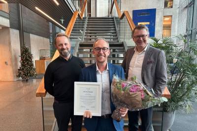 Kåret til årets bedrift. Skryter av de ansatte.