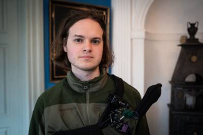 Derfor skjermer han kjæresten: – Jeg har mye å stri med