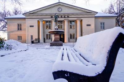 Oljeprisen faller. Det var rødt på Wall Street tirsdag, mens det er blandet stemning i Asia. Analytiker spår nå flat åpning på Oslo Børs.