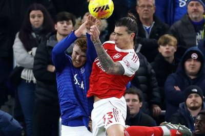 Arsenal tilbake på topp etter bisarr hands­situasjon