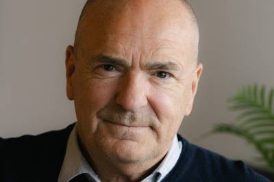 – Så ligger jeg der med ræva i været og vasker spy fra gulvet. Og derifra begynner det å bli mørkt