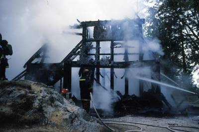 På kirketrappen fant politiet forkullede beinrester. – Hodet var kappet av.