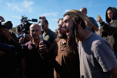 Sjeldne fordømmelser og rykter om fotlenker. Kommer Netanyahu til å ta oppgjør med sine egne ekstremister?