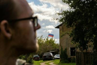 Titas (28) ser fiendens flagg fra hagen