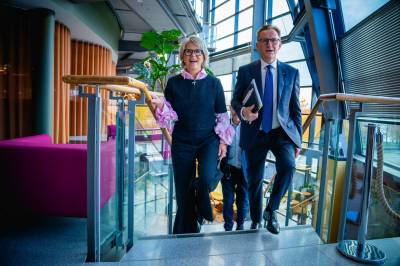 Kundene rømmer fra Telenor – de som blir må betale mer