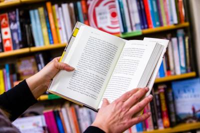 Barns stadig dårligere lese-evne er farlig for demokratiet