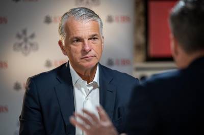 Europas best betalte banksjef trekker seg