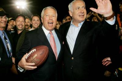 NFL-milliardærer, enorme formuer og en «bunker» under tribunene. Hvem bestemmer over Ed Sheerans turné?