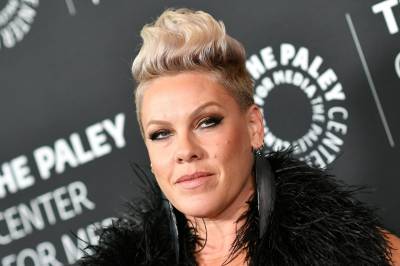 Pink raser mot brudd-sak: – Falske nyheter