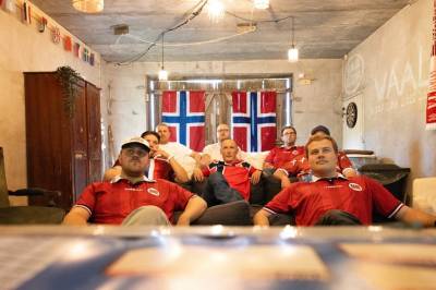 Gutta følger fotball-VM fra låven i Larvik: – Helt rått