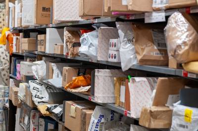 Over 111.000 pakker ligger fortsatt uhentet hos Posten