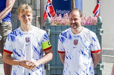 Kronprins Haakon og prins Sverre Magnus i kamp