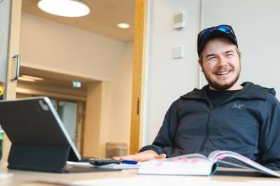 Mathias (23) tjuvstarta på studiet – her er hans råd til ferske studentar
