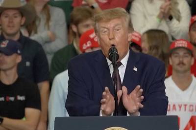 Trump avbrutt – svarte med Epstein-stikk