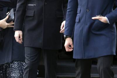 - Prøver å kaste dem under bussen