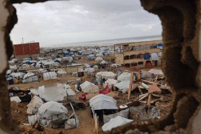 Gaza: Barn leter etter plast for å lappe skrøpelige telt