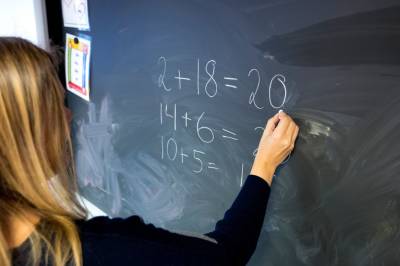 Fire av fem kommuner bryter loven når det skal ansettes på barneskoler