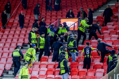 Slåssing på tribunen: Skal ha blitt vist frem et flagg