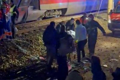 Minst 21 døde i togulykke