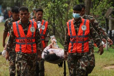 Over 900 bekreftet døde i Nepal