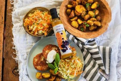 Fiskekaker med potetbåter og råkostsalat