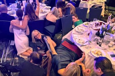 - Kastet seg under bordene