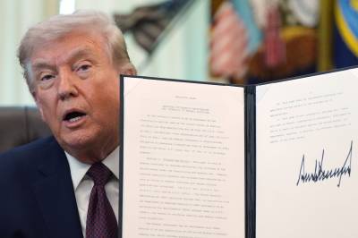 Trump hevder Iran har bedt om våpenhvile – Iran avviser det