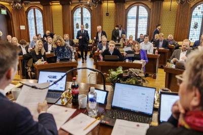 Politikere velger fly. Ansatte blir bedt om å ta toget