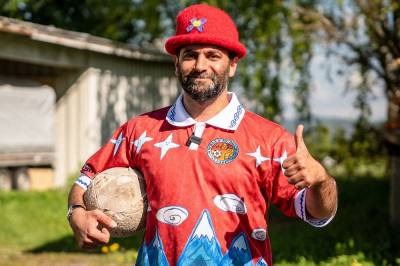 Amir har solgt drakter for millioner